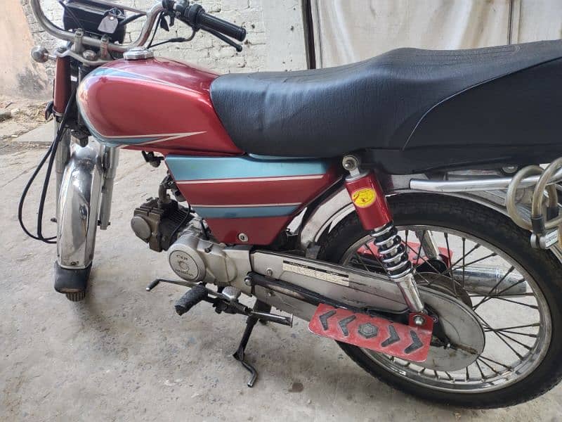 Honda CD70 4