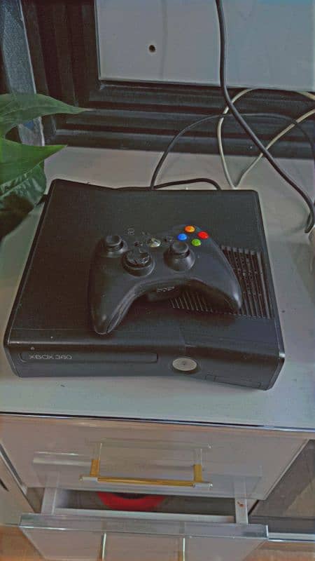 X BOX 360 (WITH FREE GAMING CDs) 0