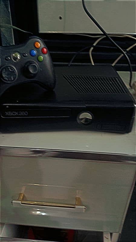 X BOX 360 (WITH FREE GAMING CDs) 2