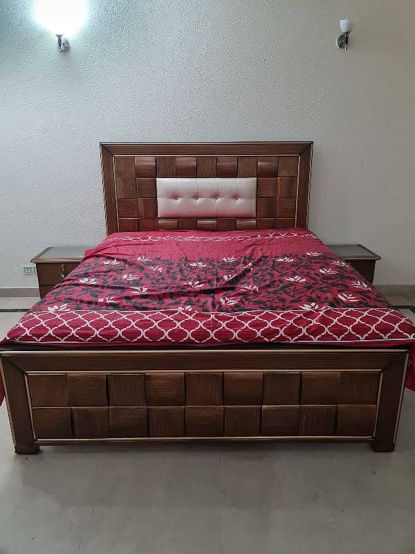 kingsize Bed including sidetables 0