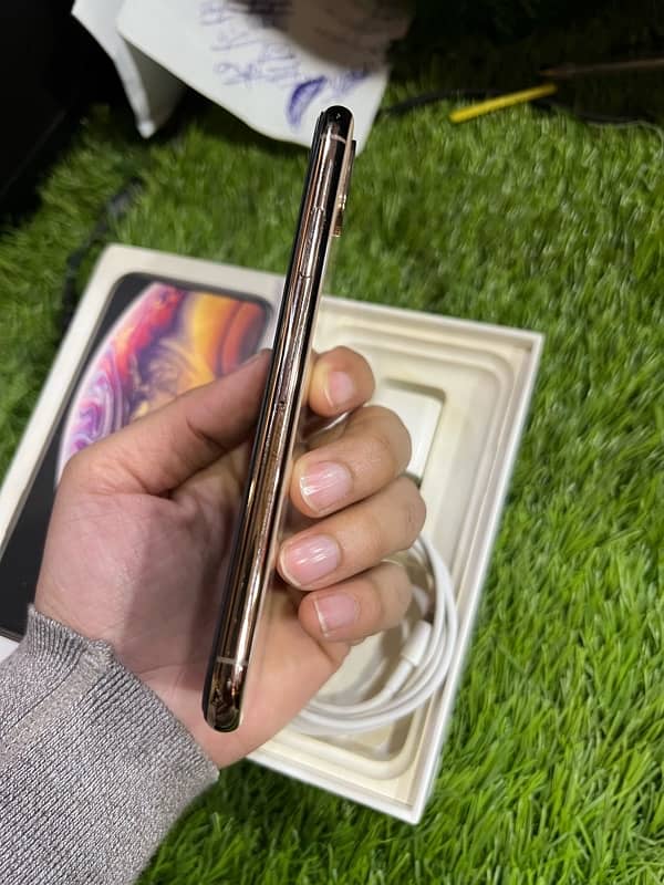 Iphone Xs 64 GB (PTA Approved] 8