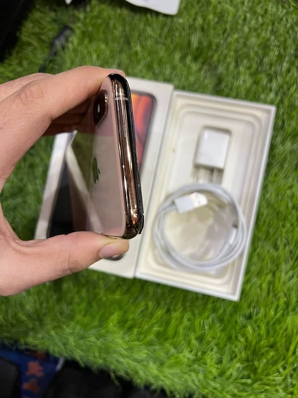 Iphone Xs 64 GB (PTA Approved] 9