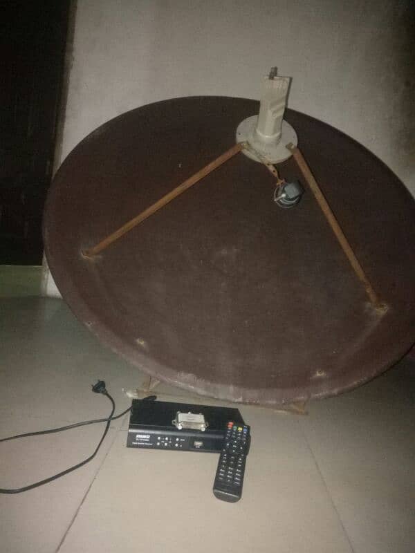 4 ft Dish antina 10/10 working with RECIEVERandremoteDelivery only Fsd 0