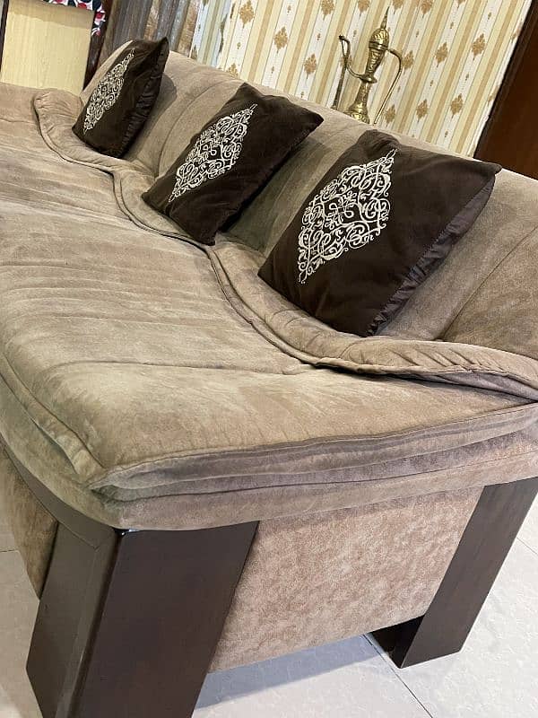 sofa set with 6 cushions. 2