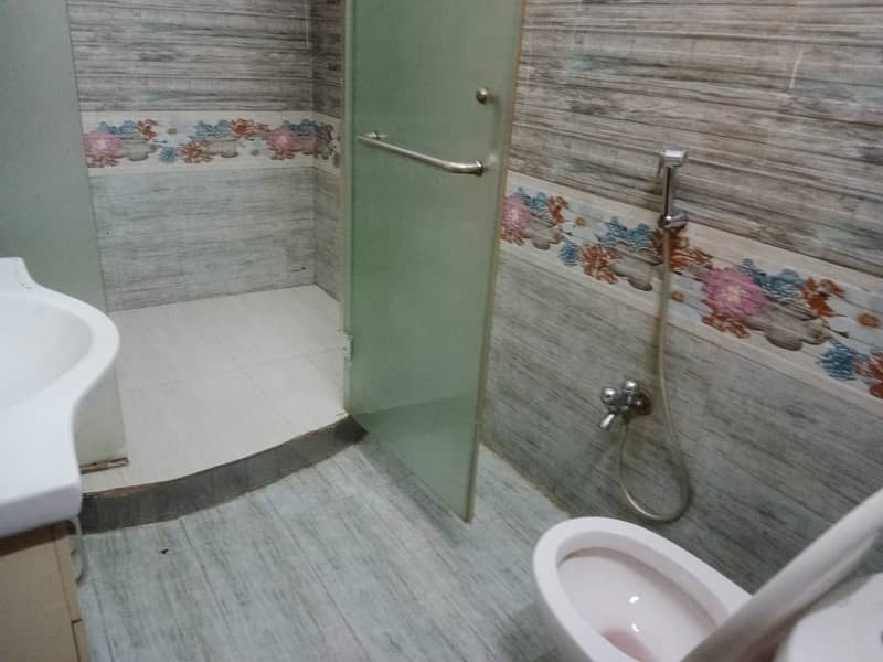 Ideally Located Upper Portion For rent In Allama Iqbal Town Available 9