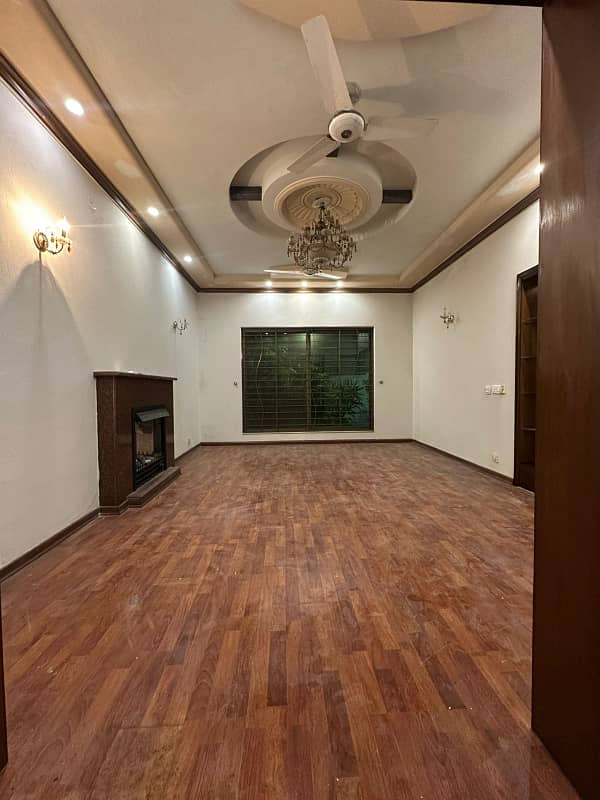 DHA Phase 4, 01 Kanal, 05 Bed, Luxurious House For Rent. 0