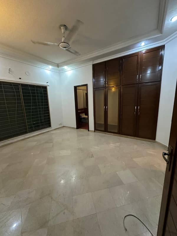 DHA Phase 4, 01 Kanal, 05 Bed, Luxurious House For Rent. 1