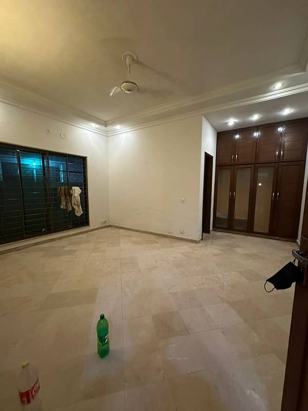 DHA Phase 4, 01 Kanal, 05 Bed, Luxurious House For Rent. 3