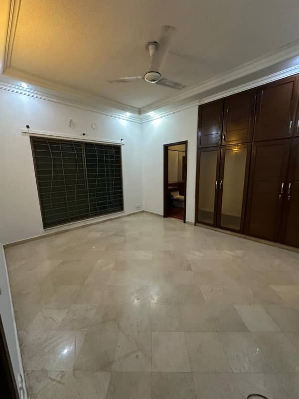 DHA Phase 4, 01 Kanal, 05 Bed, Luxurious House For Rent. 11