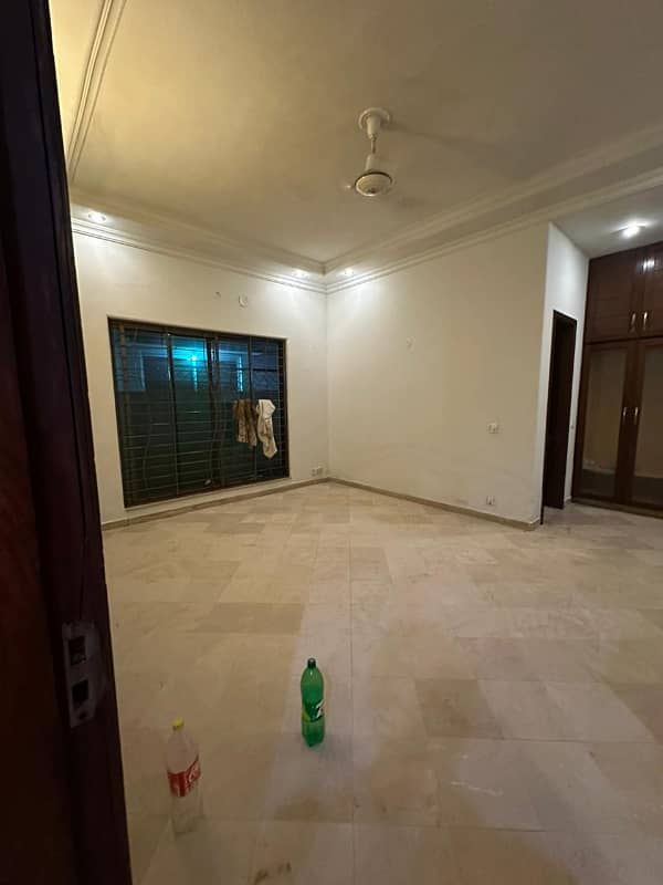 DHA Phase 4, 01 Kanal, 05 Bed, Luxurious House For Rent. 13