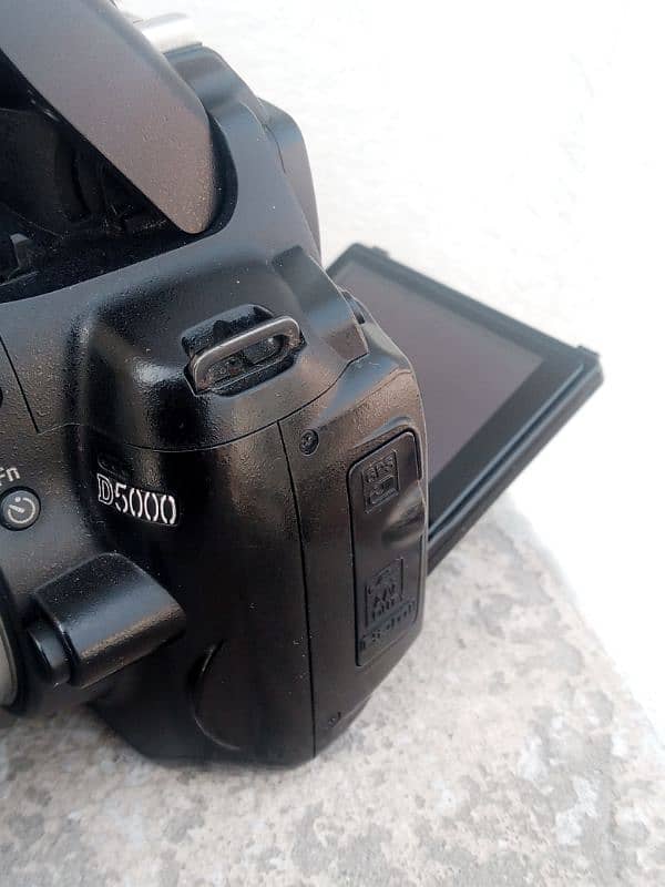 Nikon d5000 with all assesries and 70/300 lense price kum nhi honi 3