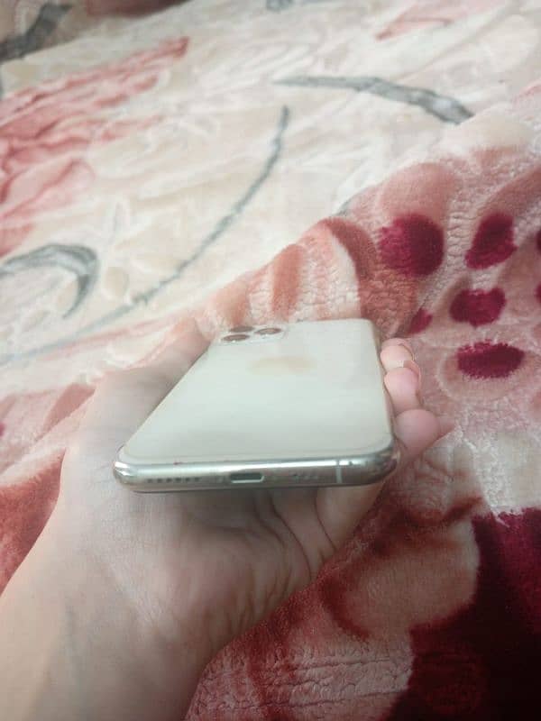 Hi im selling iphone 11 pro 6