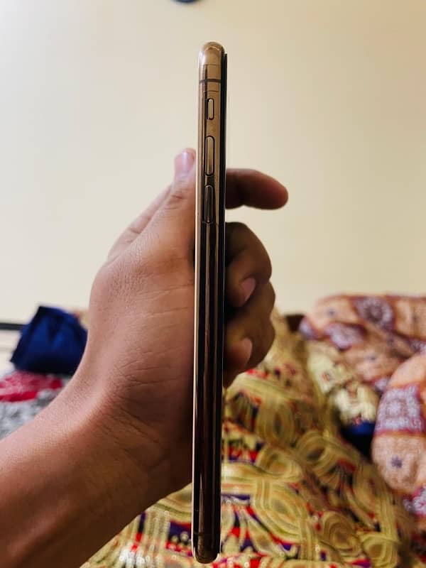 iPhone xs max 256gb. 4