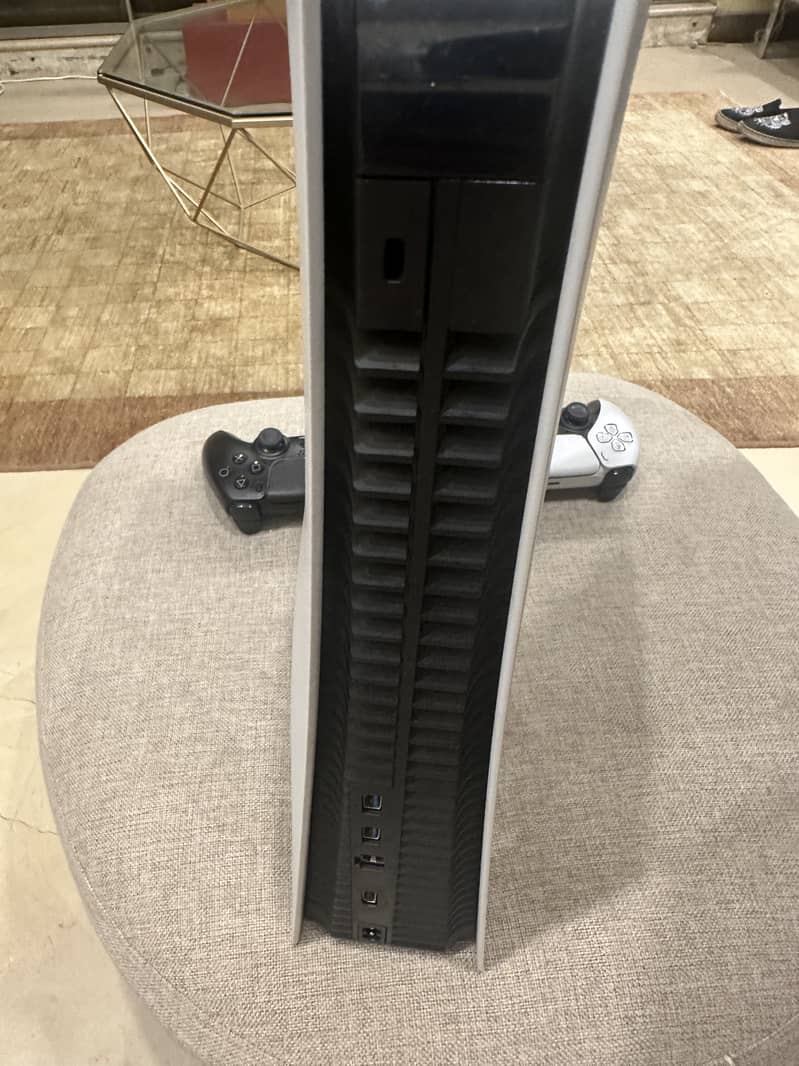 Ps5 1tb with 2 controllers 4