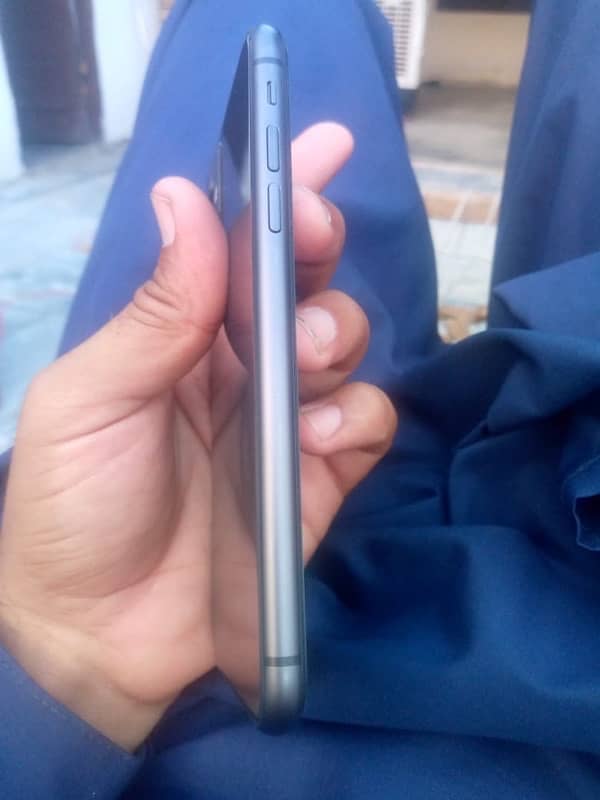 iPhone 11 A+ condition 2