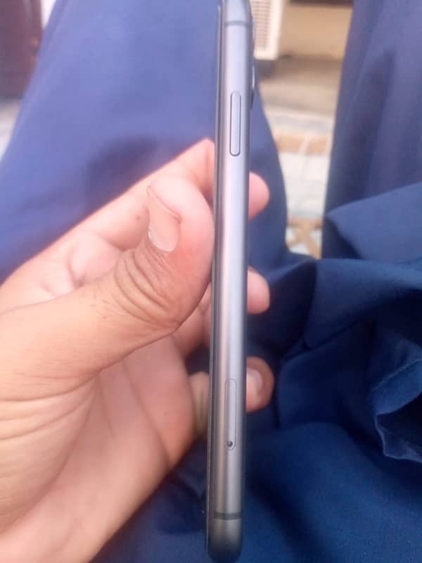 iPhone 11 A+ condition 3