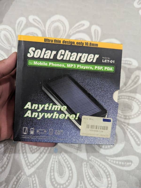 SOLAR CHARGER WITH 1000 MAH BATTERY 0