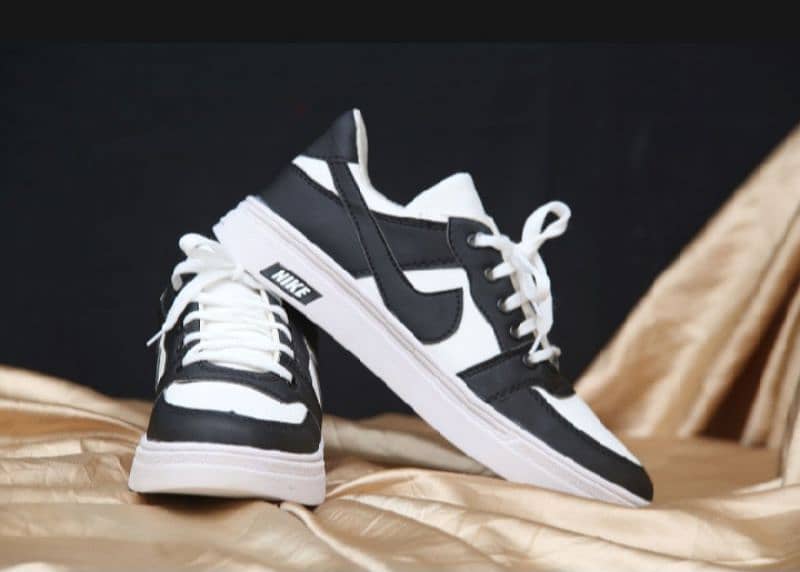 Men's trendy black and white sports running shoes 7