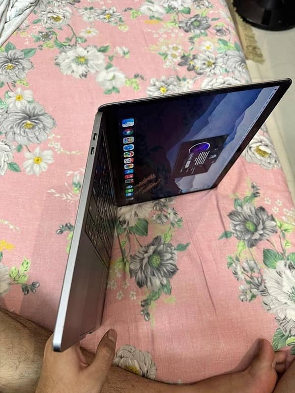 Macbook pro (13 inch 2018) 3