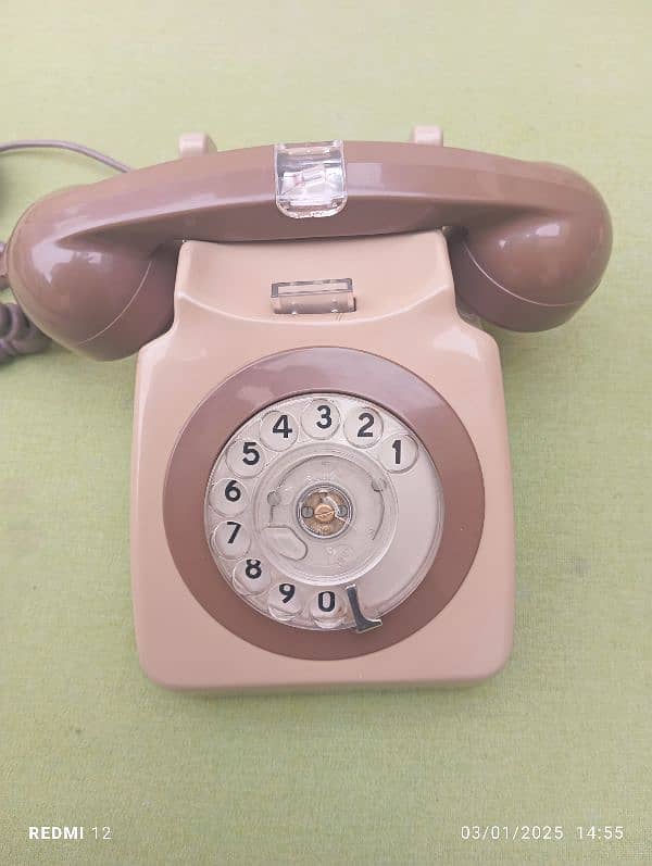 Vintage rolling dial telephone 0