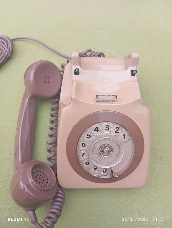 Vintage rolling dial telephone 2