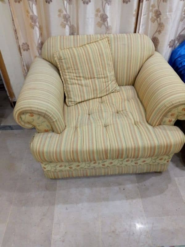 5 seater Comfortable sofa set in good condition 1