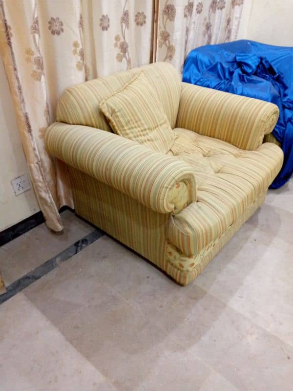 5 seater Comfortable sofa set in good condition 2