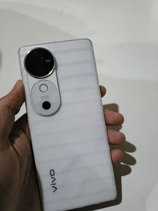 Vivo v40 12 / 256 10/10 just like a brand new in white color 1