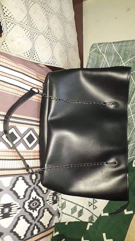 Big Black Handbag with stylish chains 0