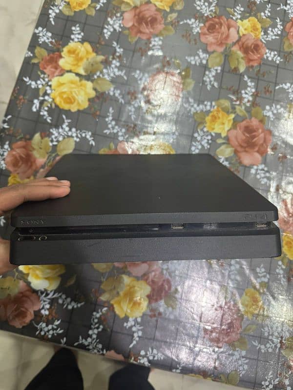 ps4 slim 500gb with 2 controllers 1