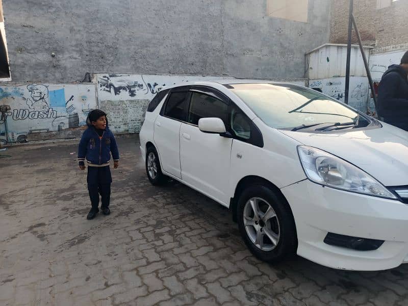 Honda Fit shuttle hybrid 2016 1