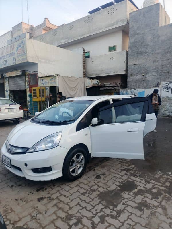 Honda Fit shuttle hybrid 2016 3