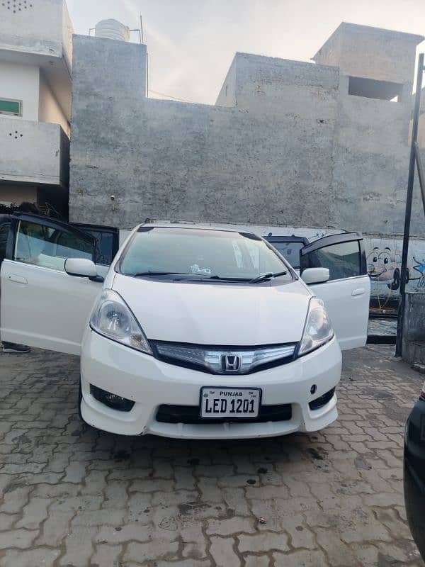 Honda Fit shuttle hybrid 2016 12