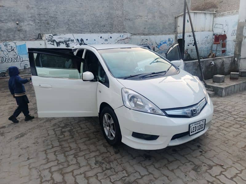 Honda Fit shuttle hybrid 2016 13