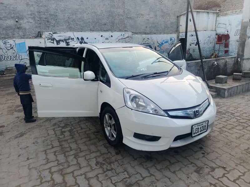 Honda Fit shuttle hybrid 2016 14