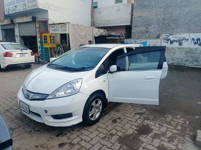 Honda Fit shuttle hybrid 2016 15