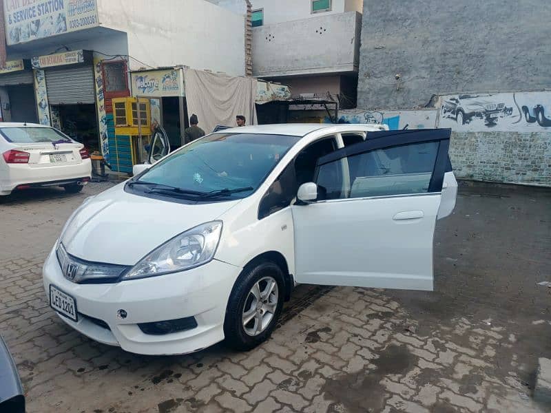 Honda Fit shuttle hybrid 2016 16