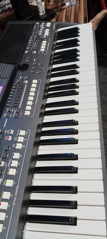 YAMAHA PSR S670 1