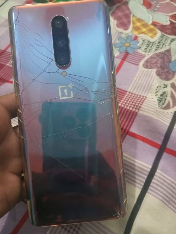 One plus 8 for sale ek dot h barta ni h back se keret h baki all ok h 1