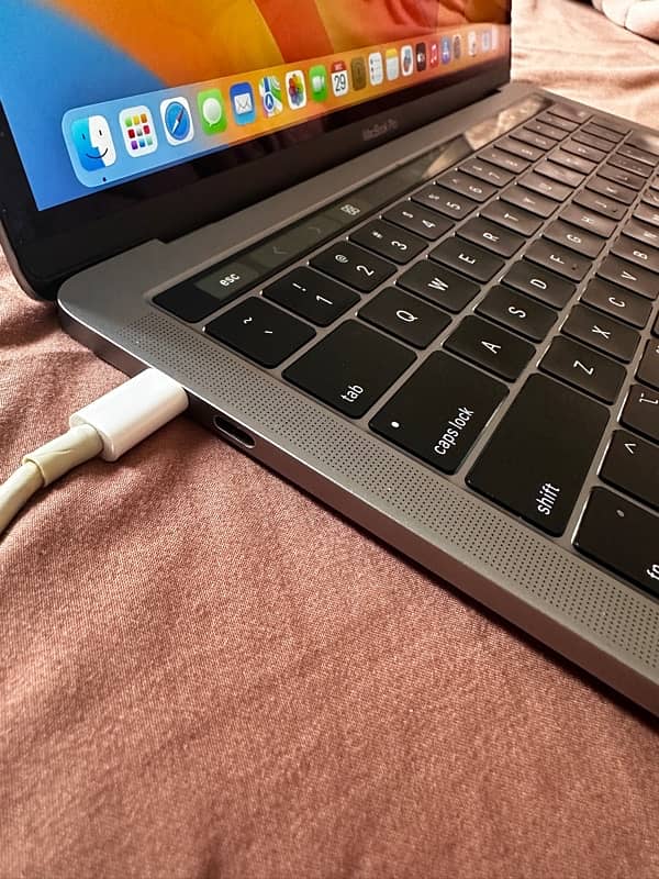 Macbook Pro ‘13 Inch (2019) 2