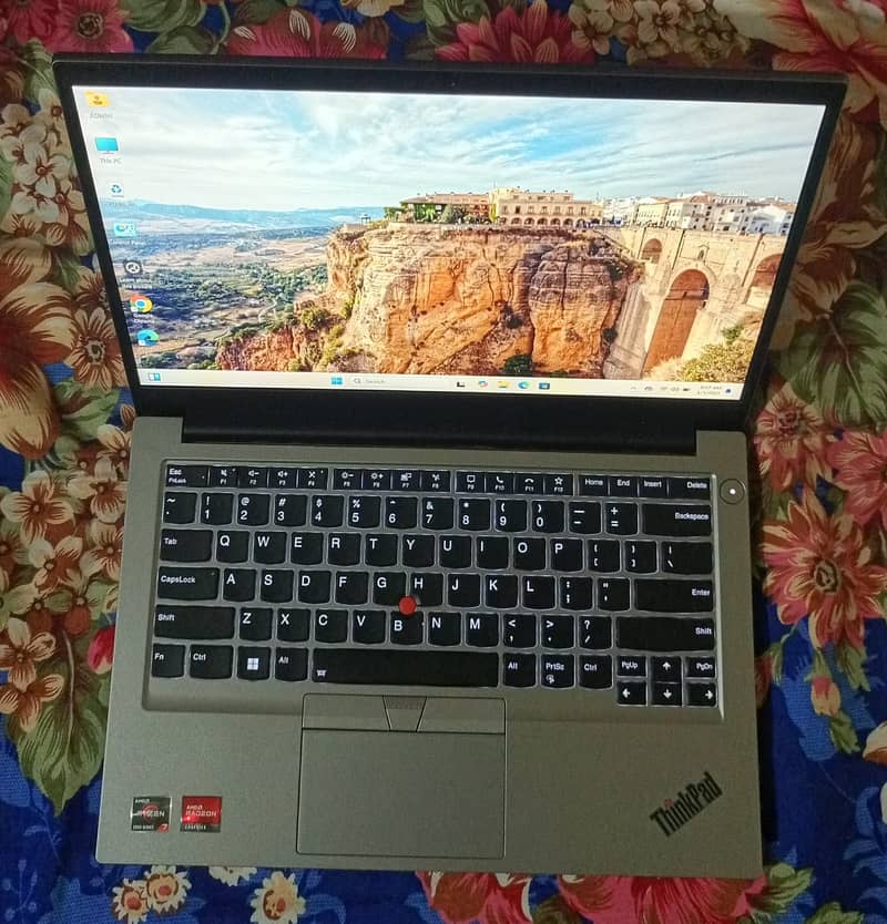 Thinkpad E14 Gen 4 Ryzen 7 (8Core 16CPU) 4GB Graphic 14"LED 4K DISPLAY 0