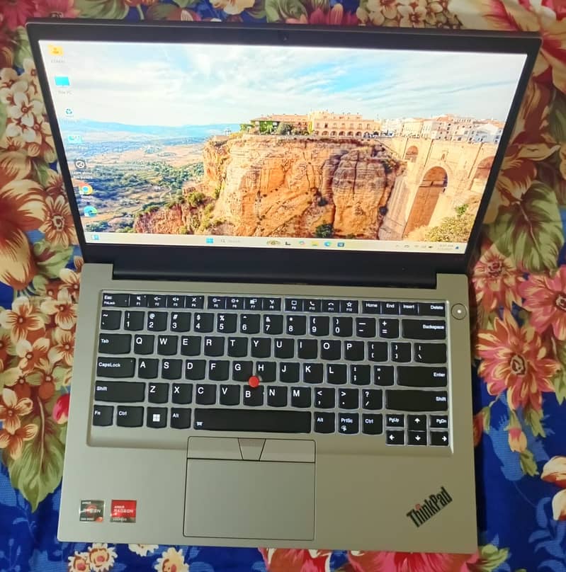 Thinkpad E14 Gen 4 Ryzen 7 (8Core 16CPU) 4GB Graphic 14"LED 4K DISPLAY 5