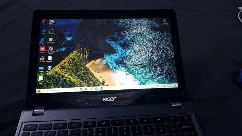 Acer c740 Windows 10 pro 4gb ram 128gb ssd 6