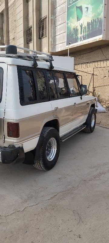 Mitsubishi Pajero 1988 3