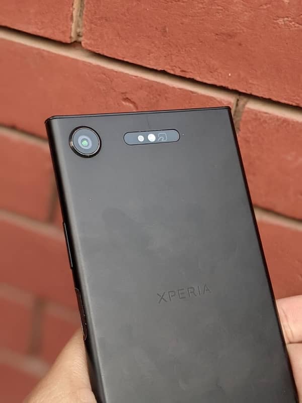 Sony Xperia XZ1 4/64GB Non PTA 5