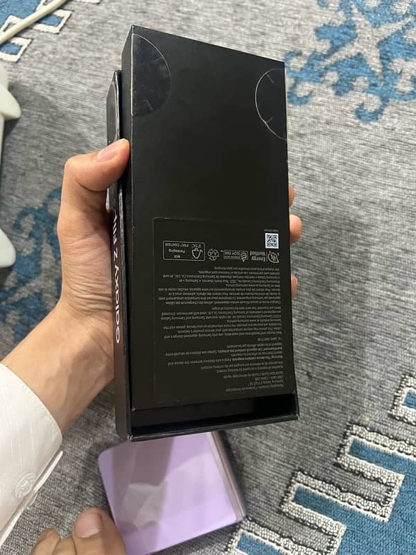 Samsung z flip 3 with box 4