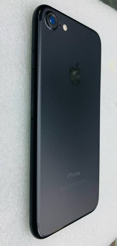 Apple iPhone 7 (128,gb) phone 2