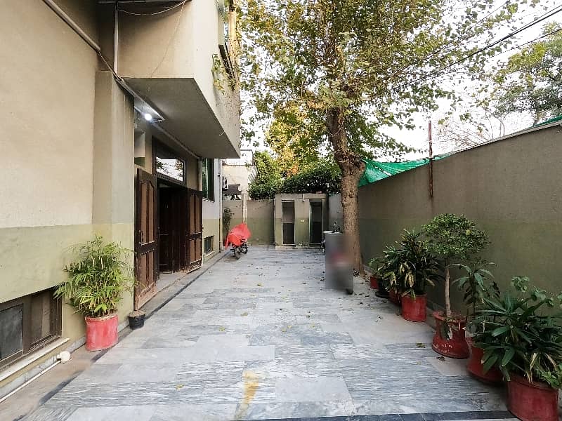 1 Kanal Building Is Available For Sale In Model Town Block N Extension Lahore 8