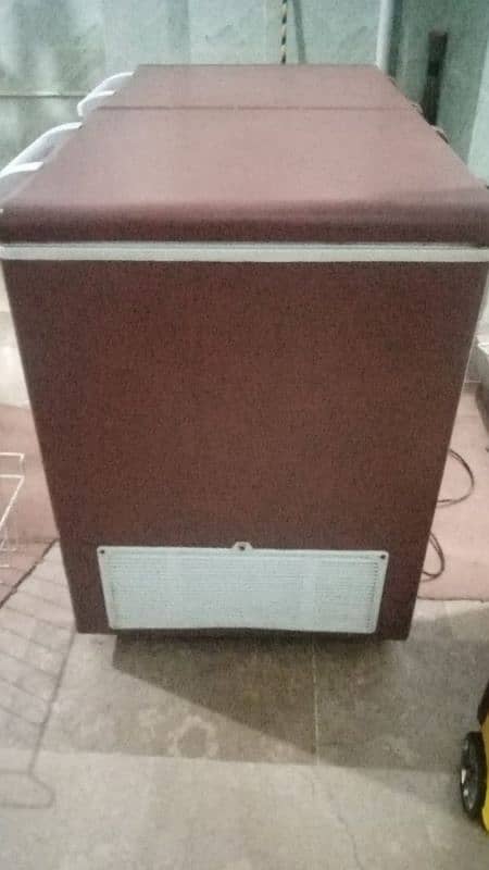 assalamualaikum good condition Deep freezer batreen cooling 2