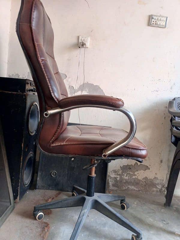 1 office chair 1 table 1